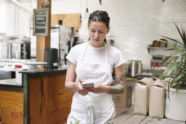 Woman wearing a white apron — Stock Photo