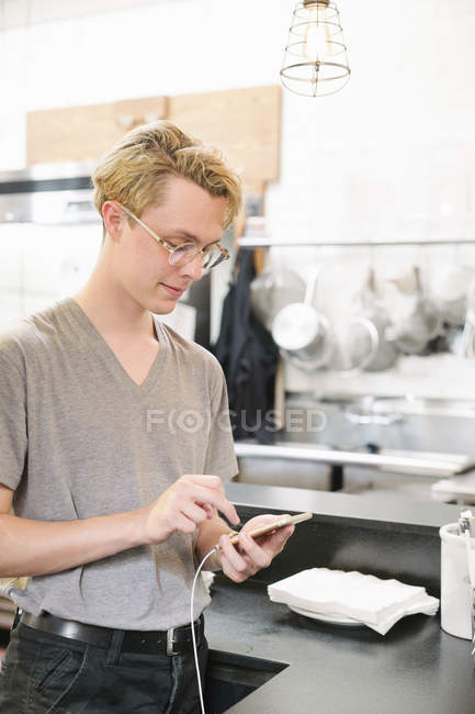 Hombre con teléfono celular en la cafetería - foto de stock