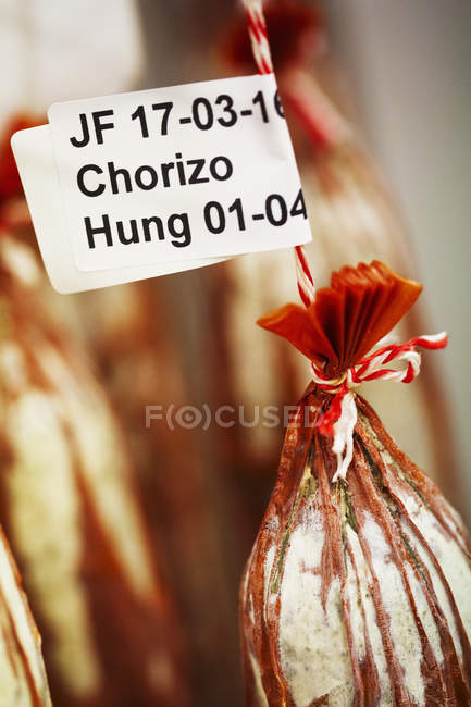 Salsichas Chorizo penduradas em ganchos — Fotografia de Stock