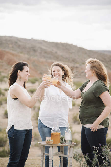 Donne che bevono qualcosa — Foto stock