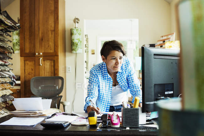 Жінка працює за столом в інтер'єрі студії — стокове фото