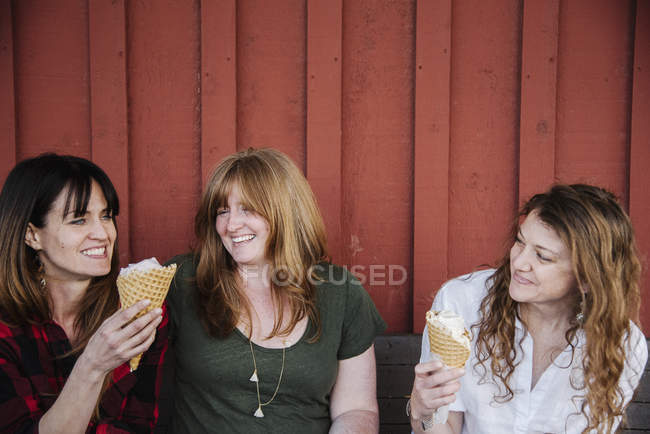Женщины едят мороженое . — стоковое фото