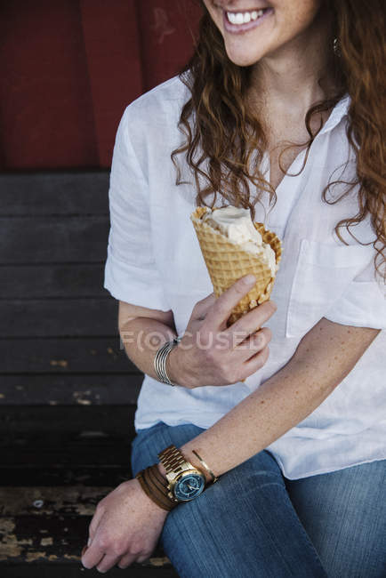 Женщина ест мороженое. — стоковое фото
