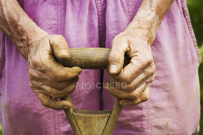 Женщина держит лопату — стоковое фото