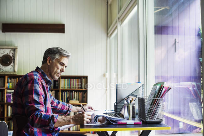 Чоловік працює на портативному комп'ютері . — стокове фото