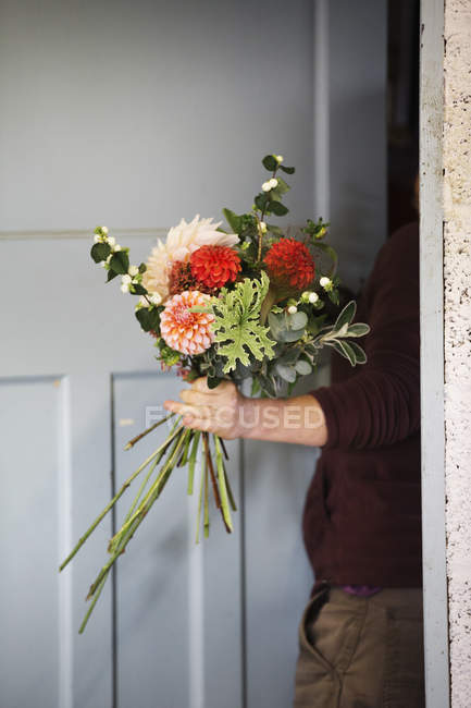 Femme créer une main liée bouquet . — Photo de stock