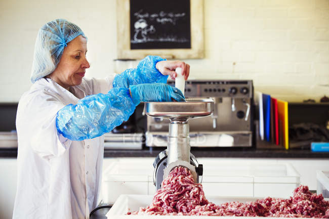 Mujer trabajando en la carnicería - foto de stock