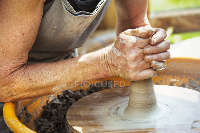 Donna vasaio lavorando con argilla — Foto stock