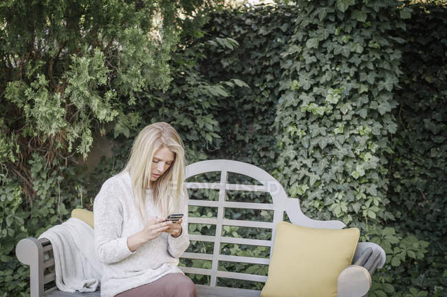 Жінка використовує свій мобільний телефон . — стокове фото