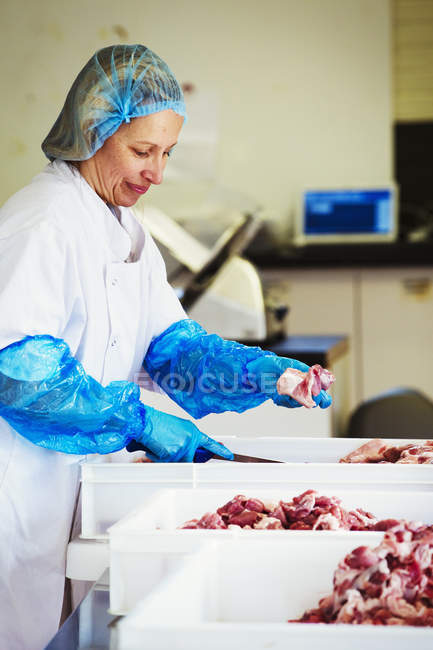 Donna che lavora in macelleria — Foto stock