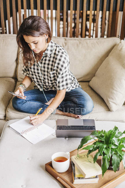Donna che lavora a casa — Foto stock