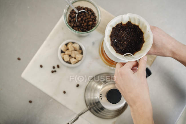 Making filter coffee. — Stock Photo