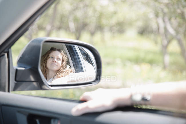 Mulher em um carro em uma viagem — Fotografia de Stock