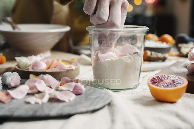 Donna mescolando ingredienti in una pentola — Foto stock