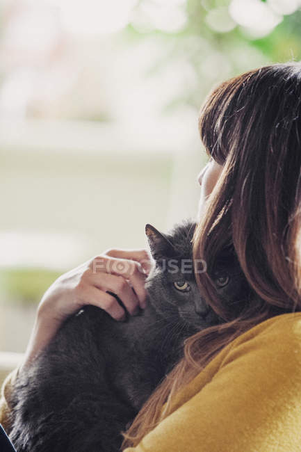 Donna che accarezza un gatto . — Foto stock