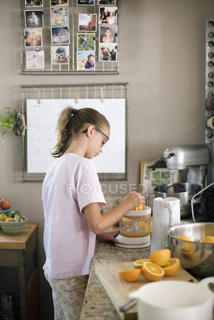 Chica preparando el desayuno en una cocina - foto de stock