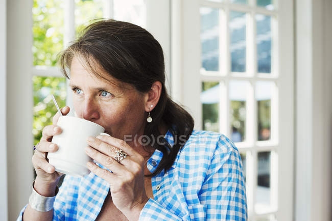 Femme buvant un café — Photo de stock