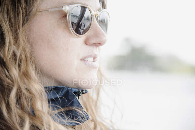 Vista laterale della donna con gli occhiali da sole — Foto stock