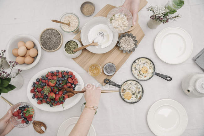 Tisch mit Speisen im Geschirr zum Frühstück — Stockfoto