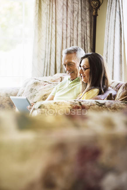 Couple sénior utilisant une tablette numérique — Photo de stock