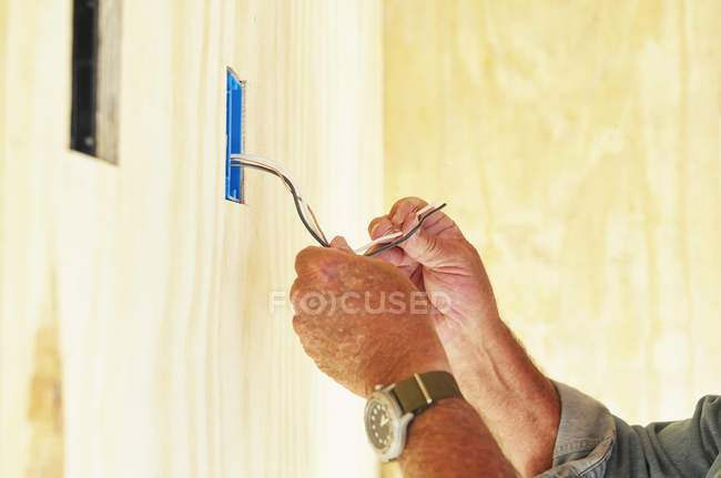Senior homme travaillant sur le câblage électrique — Photo de stock