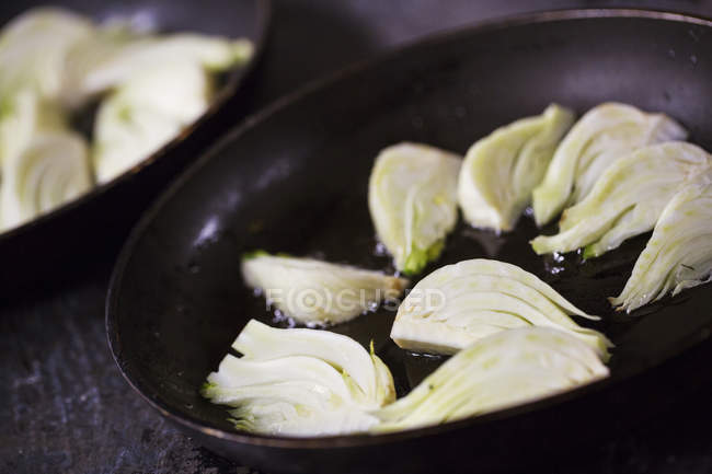 Sliced fennel in frying pan — Stock Photo