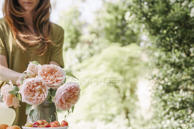 Femme aux roses roses — Photo de stock