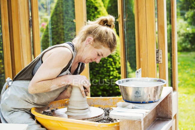Woman potter working with clay — Stock Photo