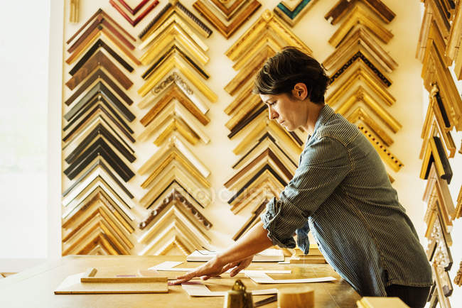 Woman working at picture framers — Stock Photo