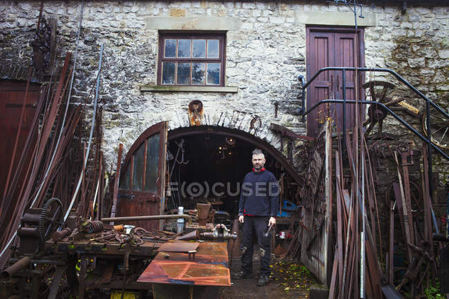 Forgeron debout devant son atelier — Photo de stock