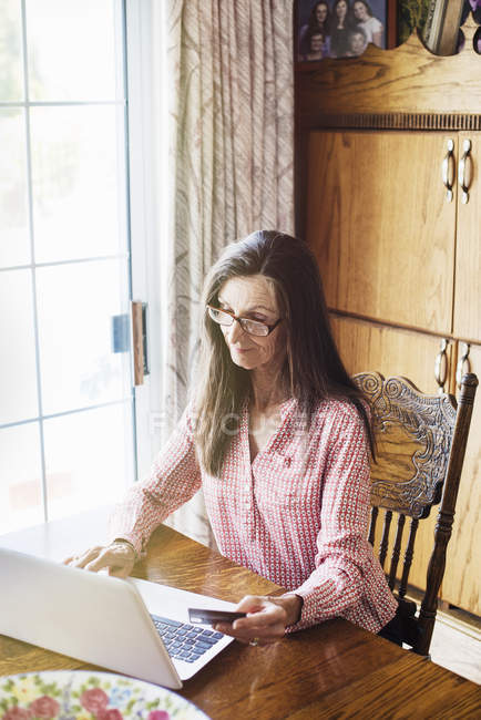 Mulher sênior usando um laptop — Fotografia de Stock