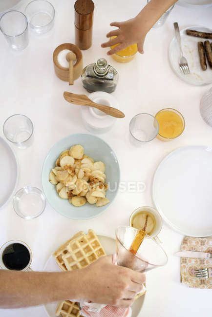 Vista de ângulo alto da mesa de café da manhã — Fotografia de Stock