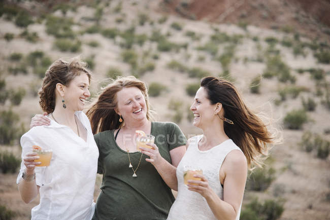Femmes debout dans un paysage désertique . — Photo de stock