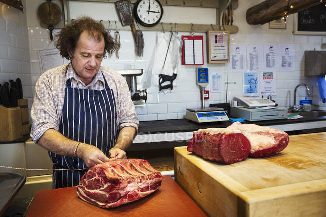 Açougueiro preparando grande pedaço de carne — Fotografia de Stock