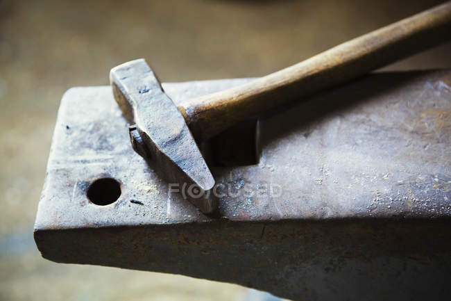 Hammer on top of an anvil. — Stock Photo
