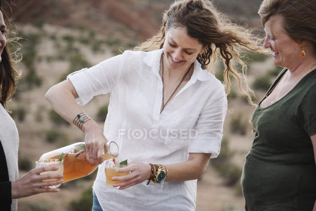 Mulheres tomando uma bebida
. — Fotografia de Stock