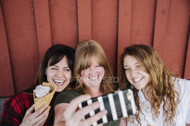 Frauen machen ein Selfie mit Eis — Stockfoto