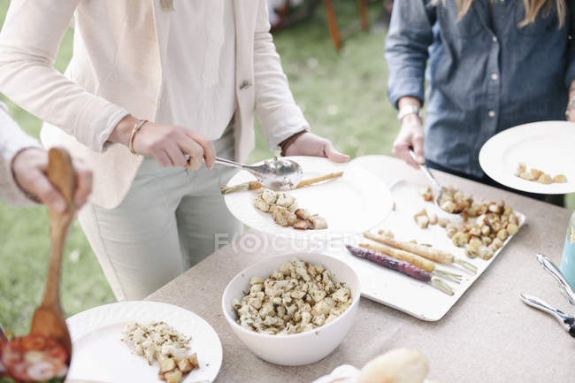 Assiettes et bols avec nourriture — Photo de stock