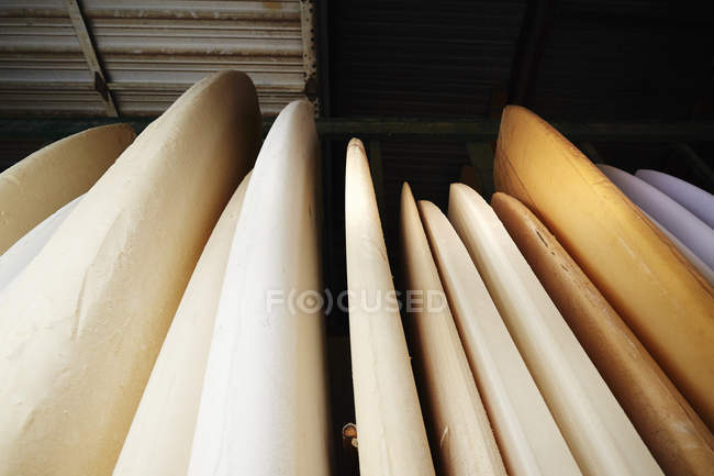 Cierre de tablas de surf en la tienda . - foto de stock