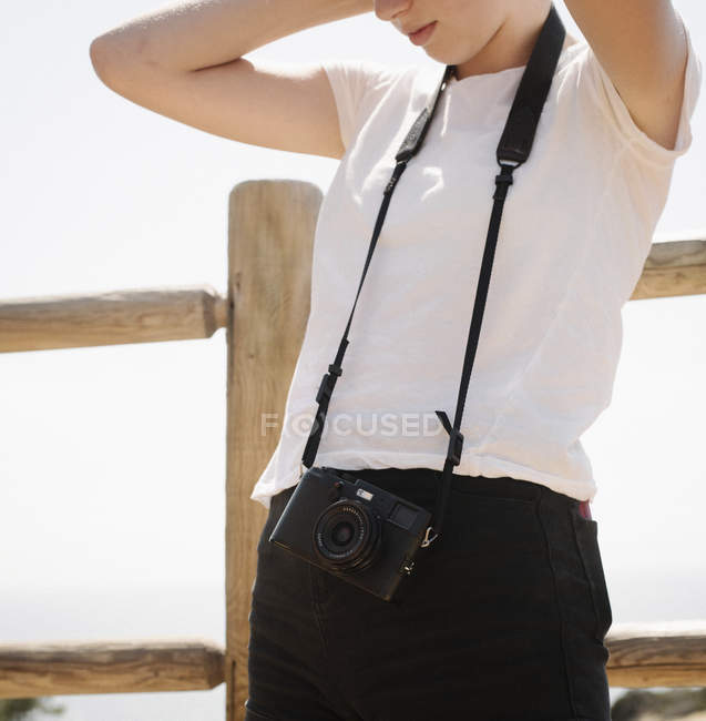 Девушка-подросток с камерой на шее — стоковое фото