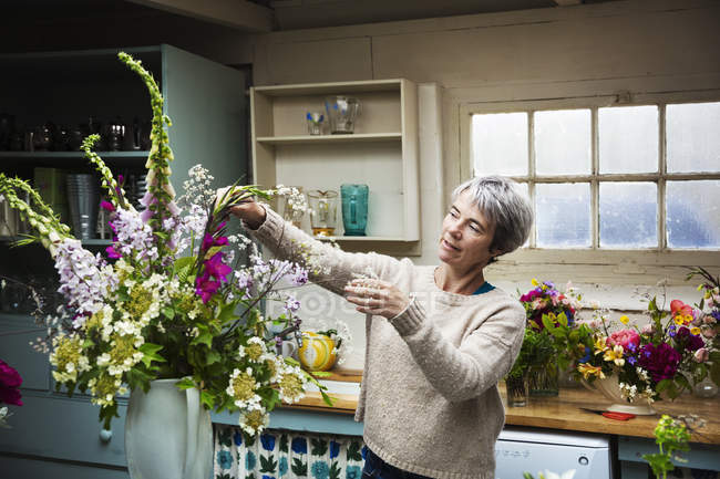 Жіночий флорист, що працює з квітами — стокове фото