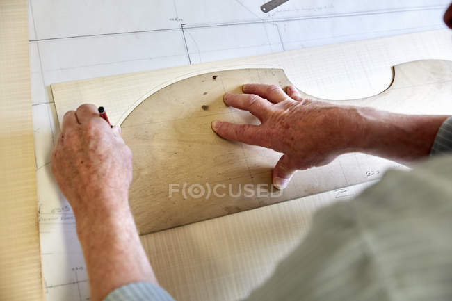 Craftsman drawing around outline — Stock Photo