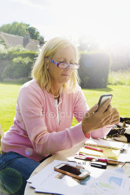 Mujer con un teléfono inteligente - foto de stock