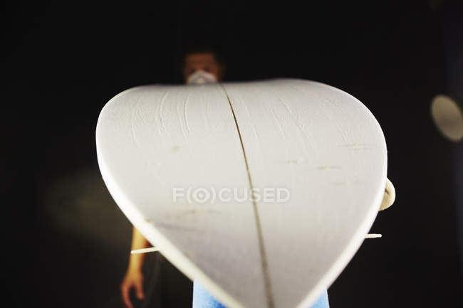 Surfbrett zur Reparatur in der Werkstatt. — Stockfoto