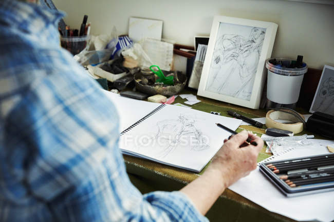 Künstler zeichnet Skizze in Arbeit — Stockfoto