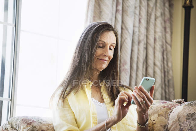 Femme âgée utilisant un téléphone portable . — Photo de stock