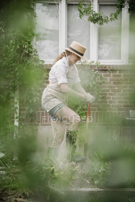Femme travaillant dans un jardin — Photo de stock