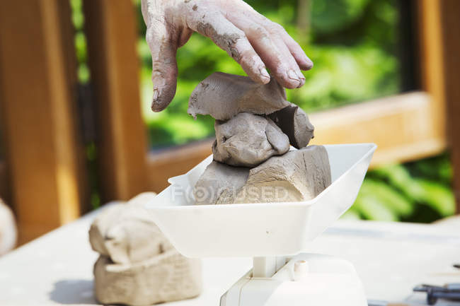 Femme potier travaillant avec de l'argile — Photo de stock