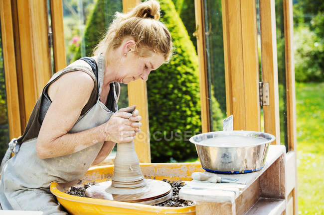 Жінка гончар працює з глиною — стокове фото