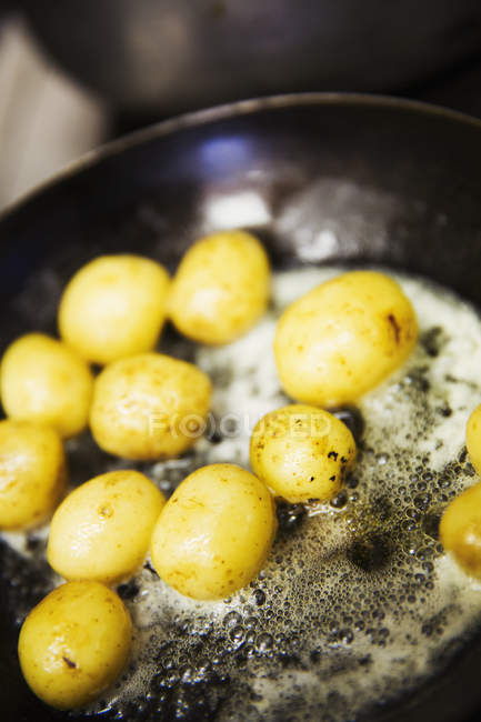 Pommes de terre sautant dans une poêle — Photo de stock